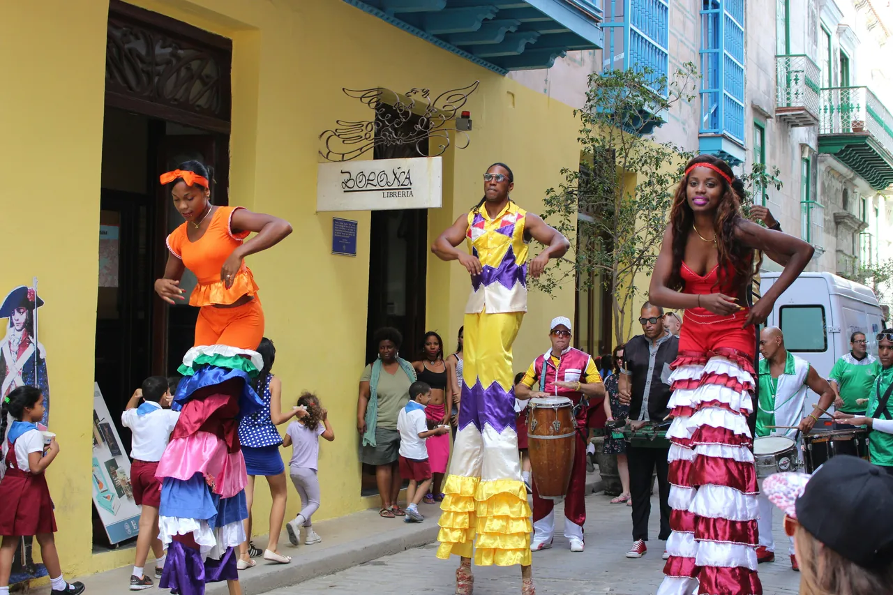 Acrobats and dancers in the street. Photo by Maximilian Hofer.