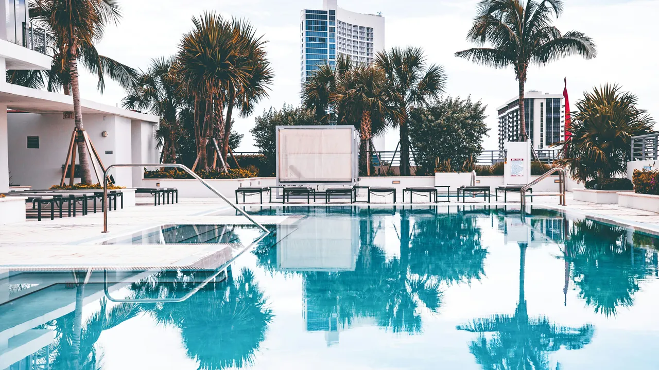 Swimming pool on top of a building. Photo by Pontus Wellgraf.