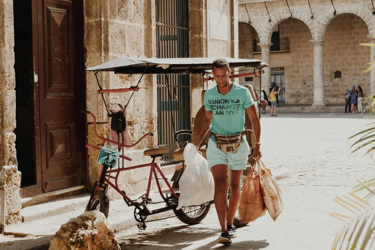 Young man shopping. Photo by Emanuel Haas